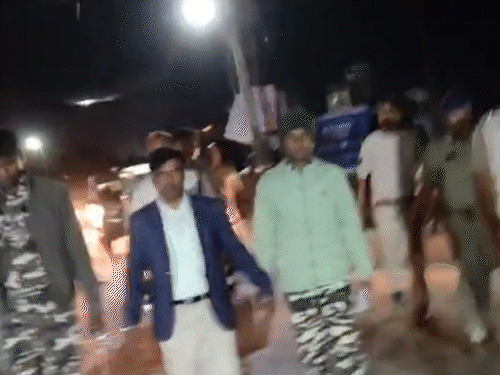कांग्रेस नेता मो. बक्स को गिरफ्तार कर निकाला जुलूस VIDEO:बलरामपुर में मंत्री नेताम को बेवकूफ कहा था; भाजपा नेता भी पुलिस के साथ दिखे