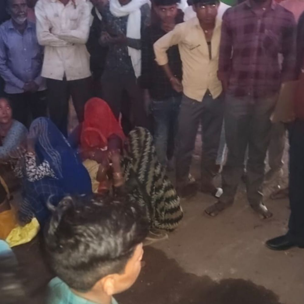 4 माह से राशन नहीं मिलने से आदिवासी भड़के:शिवपुरी में गोदाम से राशन ले गए ग्रामीण; अधिकारियों ने दिया वितरण का आश्वासन