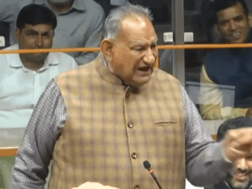 हरियाणा विधानसभा में भाजपा MLA-मंत्री भिड़े:कांग्रेस विधायक ने पूछा- महिलाओं को ₹2100 देने वाली तारीख बताओ; गर्ल्स कॉलेज पर CM-विनेश आमने-सामने