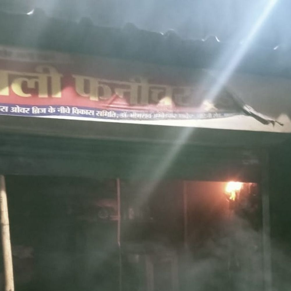 भिलाई में 12 घंटे के अंदर दो जगह लगी आग:पहले रात में फर्नीचर दुकान फिर एक मकान में लगी आग