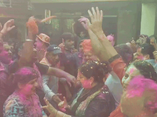 फाग पर मस्तों की टोली ने मचाया धमाल:गांवों में खेली गई पारम्परिक होली तो शहर में भी दिखी कोरड़ों की मार