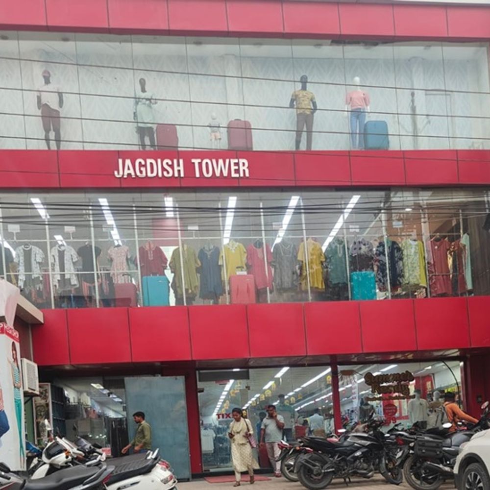 अंबिकापुर के मेगाशॉप में 3.50 लाख की चोरी:CCTV में कैद हुए दो युवक, स्टोर की तिजोरी तोड़कर निकाले कैश, नहीं मिला कोई सुराग