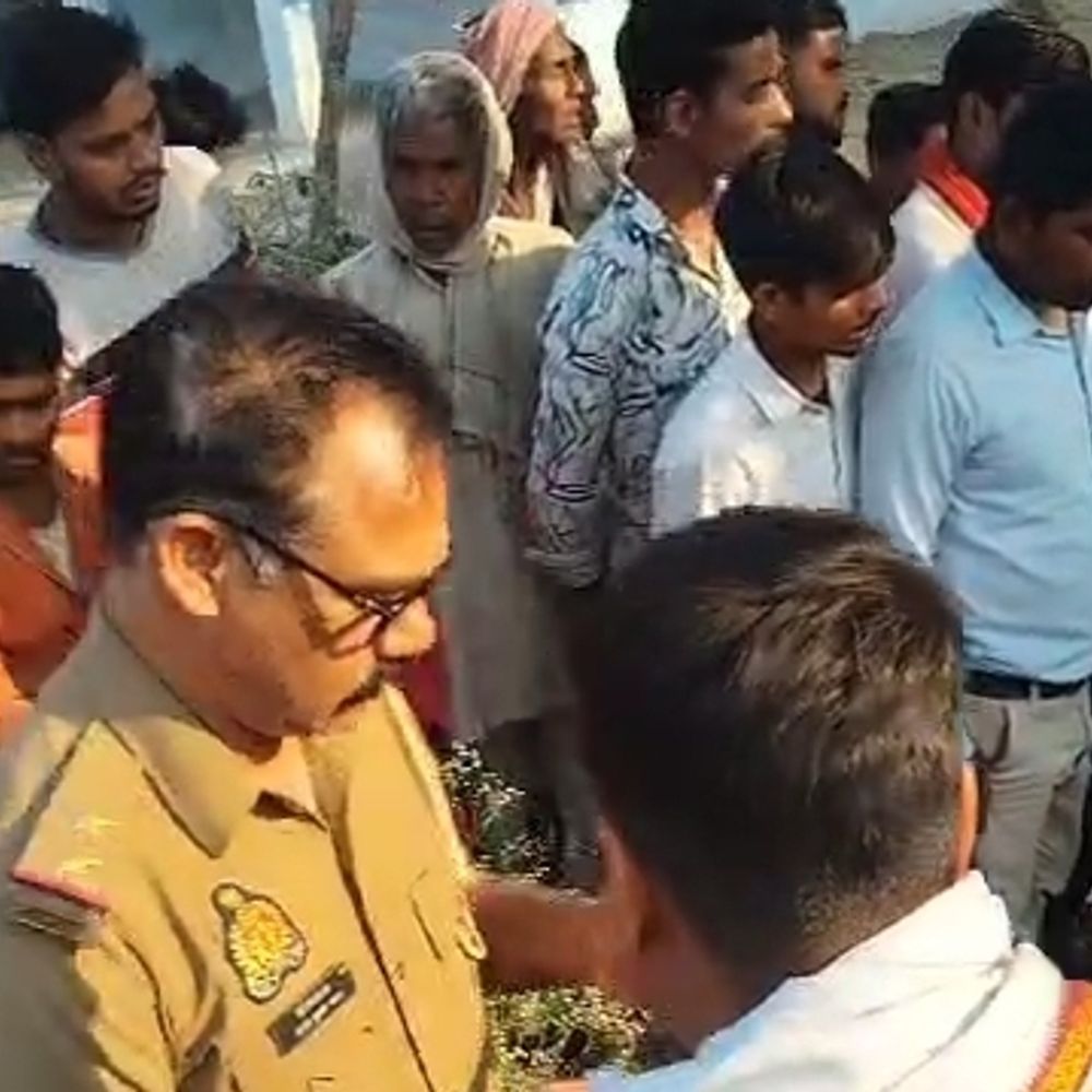 सड़क किनारे खून से लथपथ मिला युवक का शव:परिजनों ने जताई हत्या की आशंका, सिर और गर्दन पर चोट के निशान