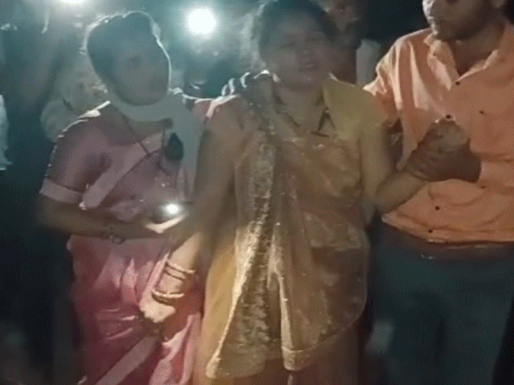 श्मशान में लड़की को बैठाकर तांत्रिक क्रिया VIDEO:बिलासपुर में UP-बिहार से पुजारी बुलाए, पीपल पेड़ के नीचे देर रात तंत्र-मंत्र; ग्रामीणों ने किया हंगामा