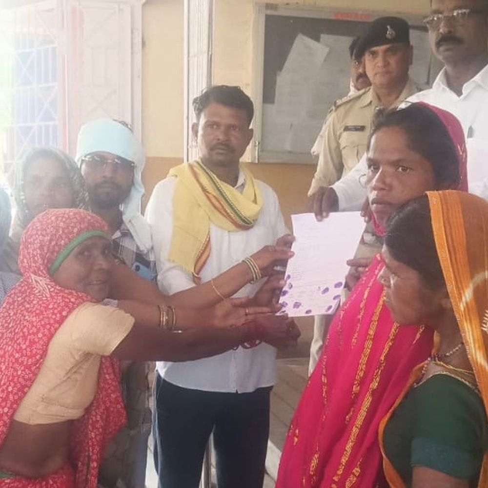 हरदा में अदिवासी महिलाओं से छेड़छाड़:शराब माफिया के भाई पर लगाए आरोप, कलेक्ट्रेट पहुंचर शिकायत की