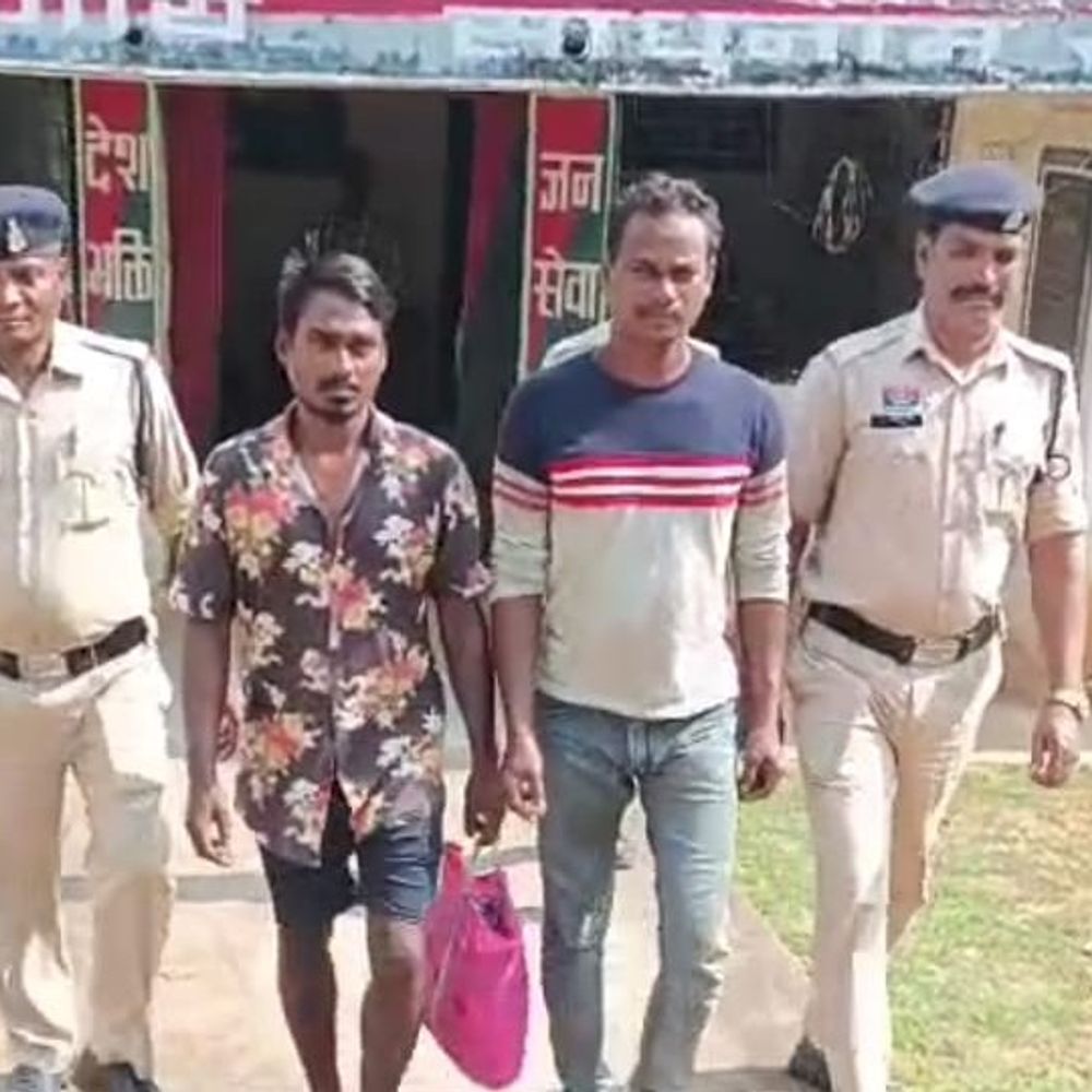 जशपुर में गौमांस के साथ 2 आरोपी गिरफ्तार:ग्राहक की तलाश कर रहे थे, पुलिस ने घेराबंदी कर पकड़ा; बिना नंबर की बाइक भी जब्त