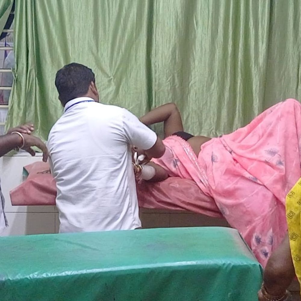 धमतरी में शादी समारोह में जा रही पिकअप पलटी:बाइक को टक्कर मारने के बाद अनकंट्रोल हुई, 6 से ज्यादा घायल, 20 लोग सवार थे