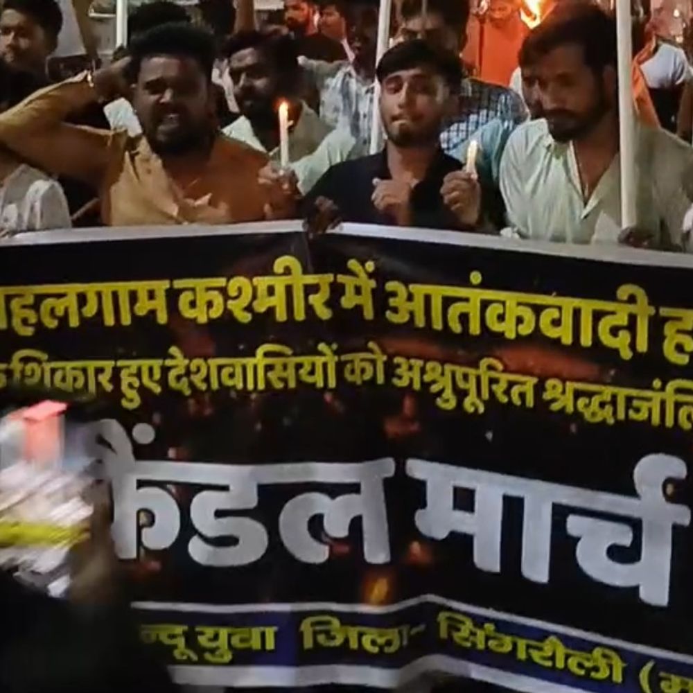 आतंकी हमले के विरोध में सिंगरौली के छात्रों का प्रदर्शन:2 किमी लंबा मशाल जुलूस निकाला; आतंकवाद का पुतला जलाया