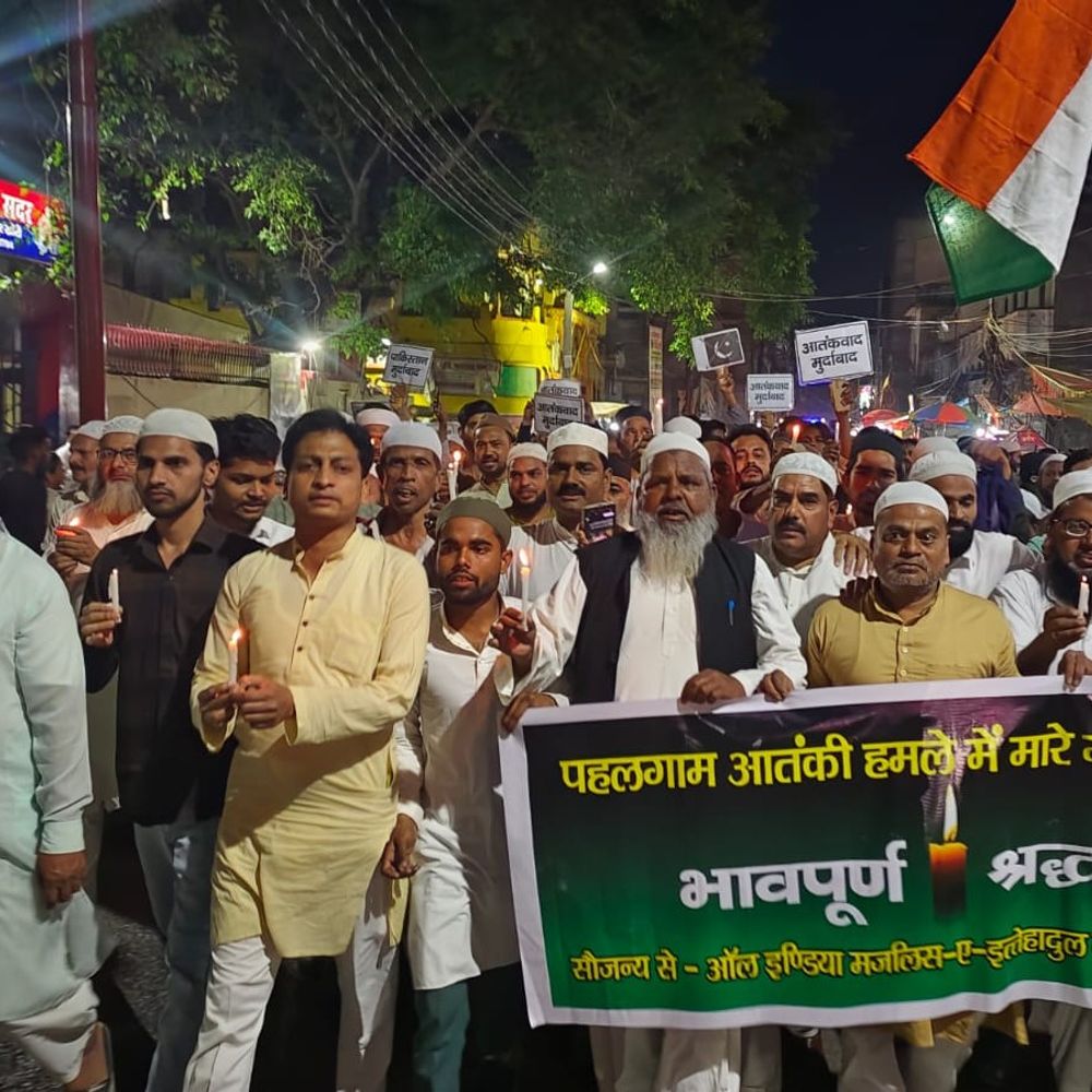 लखीमपुर में उलेमाओं ने लगाए पाकिस्तान मुर्दाबाद के नारे:कैंडल मार्च निकाला, मृतकों के परिवार को 50 लाख मुआवजे की मांग