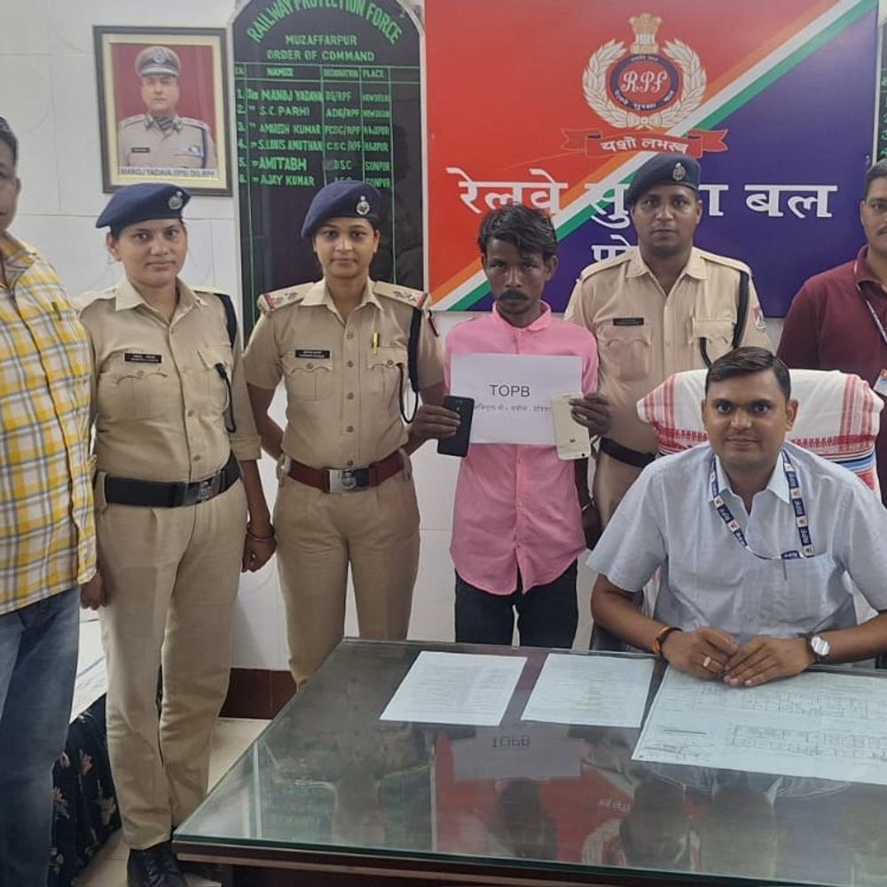 ट्रेन में मोबाइल चोरी करता रंगे हाथों पकड़ा:बिहार संपर्क एक्सप्रेस से कूदकर भागा चोर, पुलिस ने दबोचा; दो मोबाइल बरामद