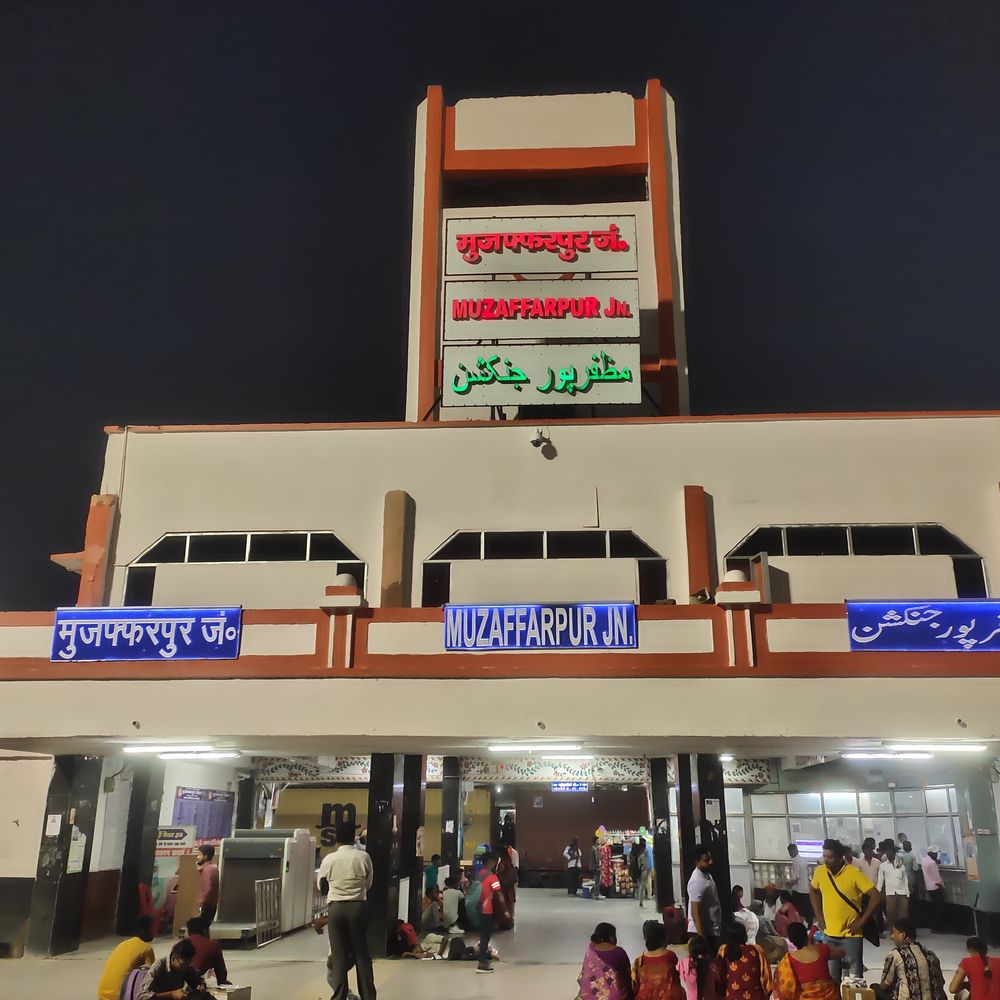 गोरखपुर में लाइन के निर्माण से ट्रेनों का बदला रूट:दरभंगा-दिल्ली समेत 8 ट्रेनें अलग-अलग मार्ग से चलेंगी, यात्री देखें पूरी लिस्ट