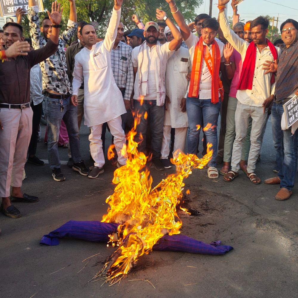 राजगढ़ में सकल हिंदू समाज का प्रदर्शन:पाकिस्तान के खिलाफ नारेबाजी कर पुतला फूंका, आतंकी हमले में जान गंवाने वालों को श्रद्धांजलि दी