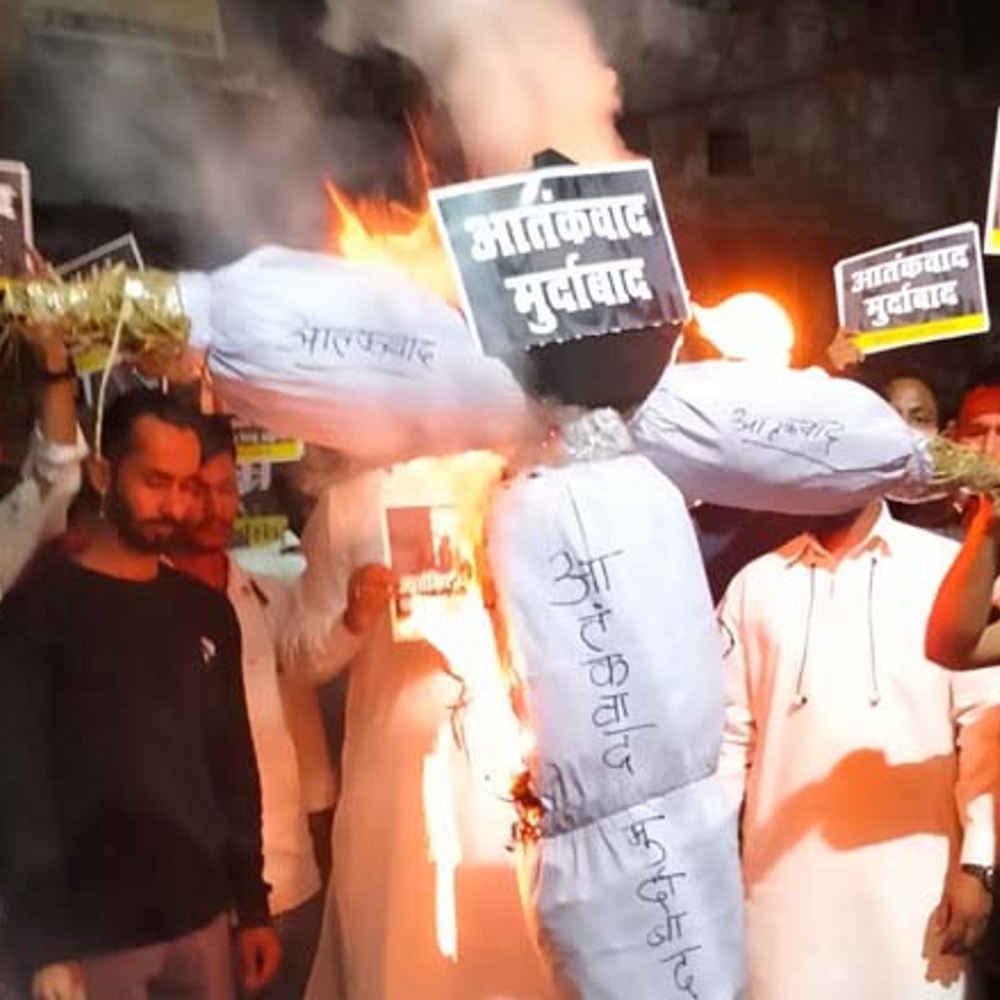 रायगढ़ में मुस्लिम समाज ने आतंकवाद का पुतला फूंका:कैंडल मार्च निकाला, लगाए नारे और आतंकियों के खिलाफ कार्रवाई की मांग की