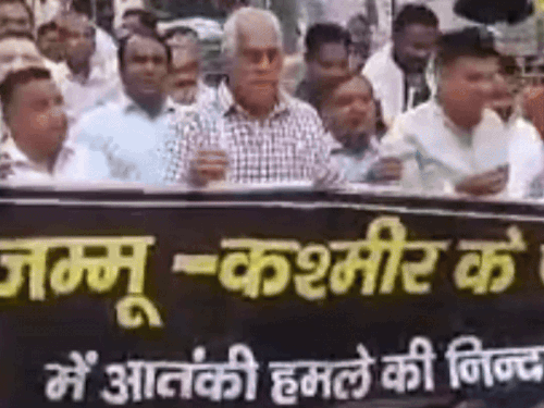 पहलगाम हमले के खिलाफ पलवल में कैंडल मार्च:कांग्रेसियों ने दी मृतकों को श्रद्धांजलि; पाकिस्तान मुर्दाबाद के लगाए नारे