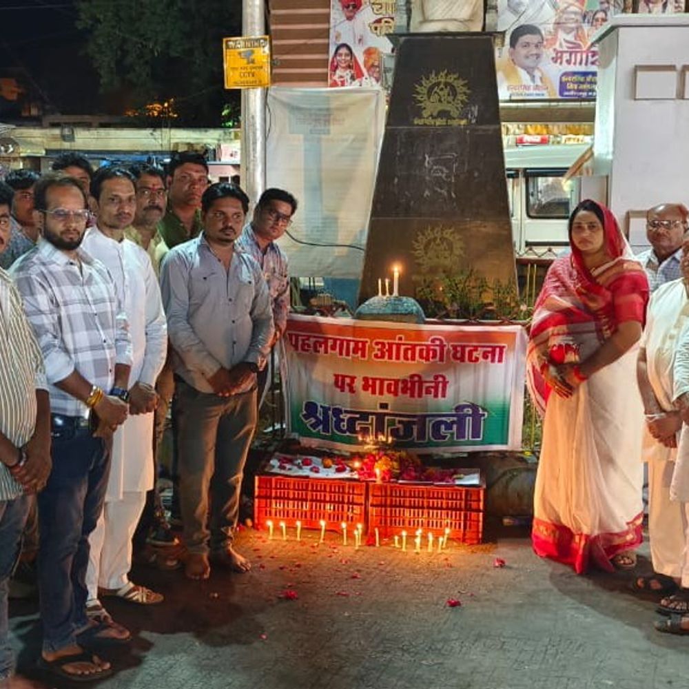 आलीराजपुर में पहलगाम हमले के विरोध में प्रदर्शन:यूकां ने मोमबत्ती जलाकर दी श्रद्धांजलि; पाकिस्तान के खिलाफ लगाए नारे