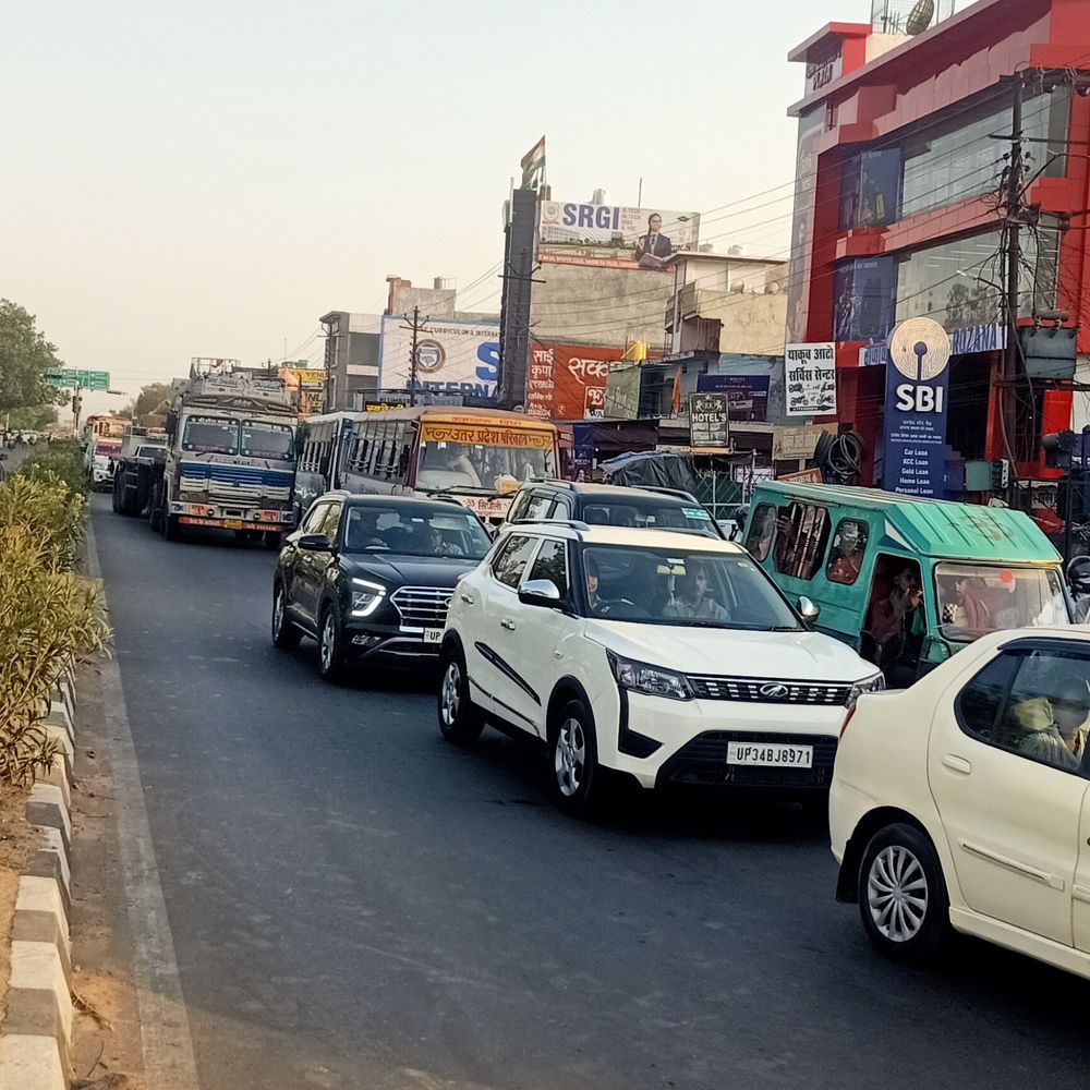 लखनऊ में सड़क हादसा:बाइक में टक्कर मारकर कार से भिड़ा डाला, दो घायल