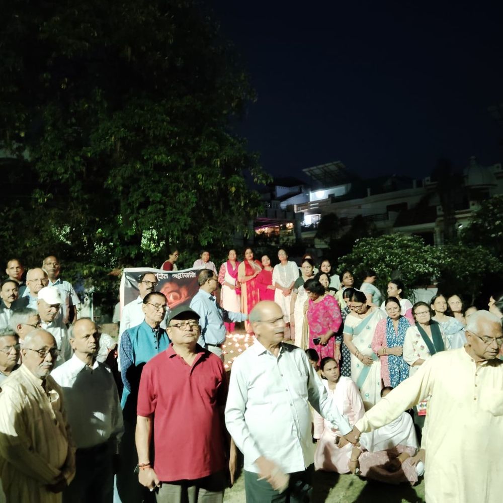 कश्मीर में पर्यटकों की हत्या पर लखनऊ में श्रद्धांजलि सभा:सद्भावना पार्क में सैकड़ों नागरिकों ने जलाई मोमबत्तियां, शांति की प्रार्थना की