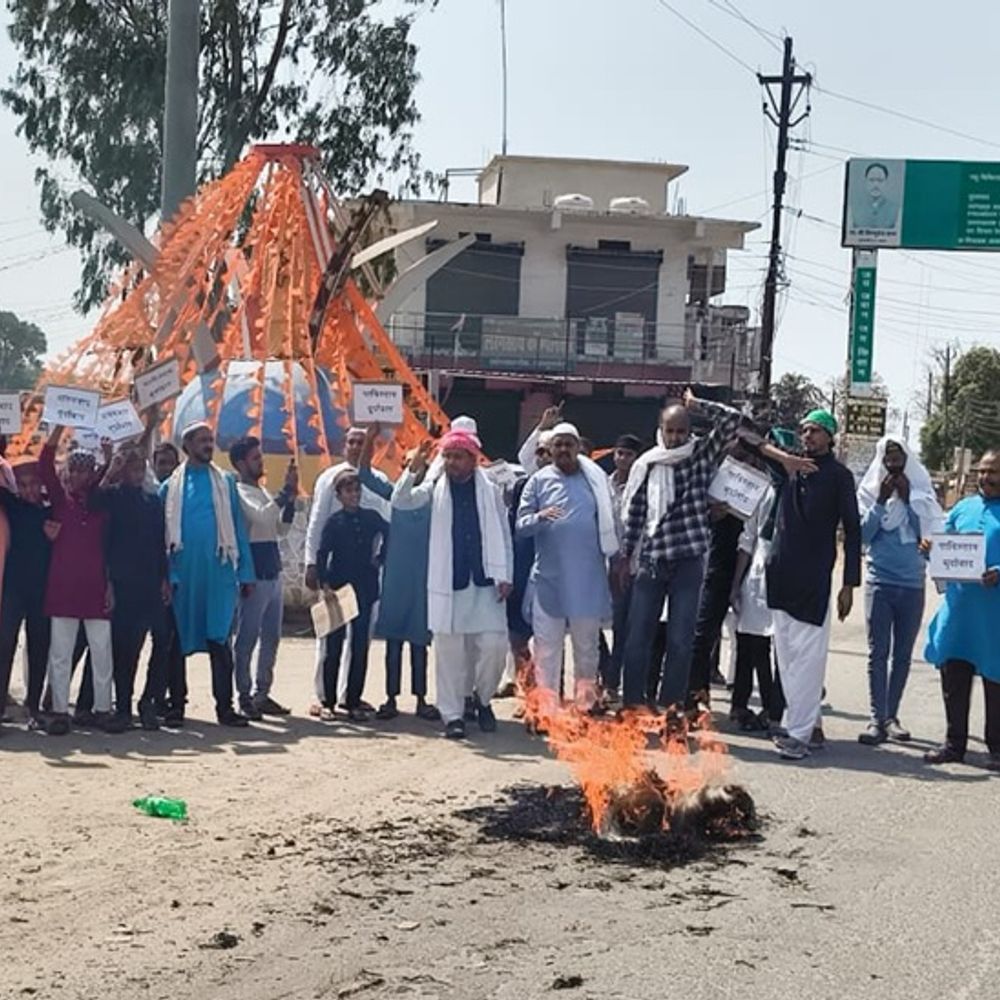 मुस्लिम समुदाय ने पाकिस्तान और आतंकवाद का पुतला फूंका:पहलगाम हमले के विरोध में बलरामपुर और सरगुजा में प्रदर्शन, कहा- सख्त कार्रवाई हो