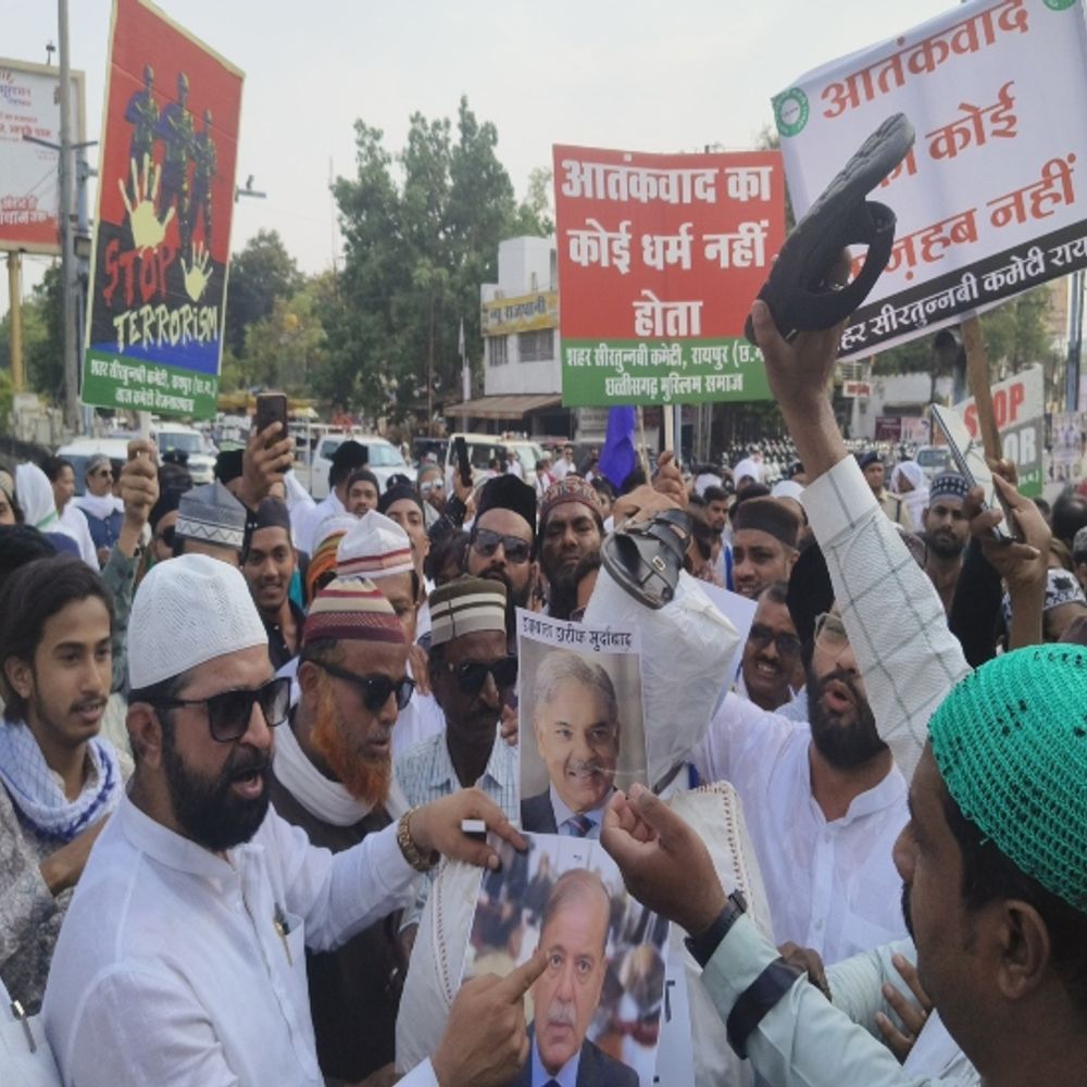 मुस्लिम-समाज ने पाकिस्तानी पीएम की तस्वीर को चप्पलों से पीटा:रायपुर में पाकिस्तान मुर्दाबाद के नारे लगाकर पुतला फूंका, कहा- आतंकवादियों को घुसकर मारो