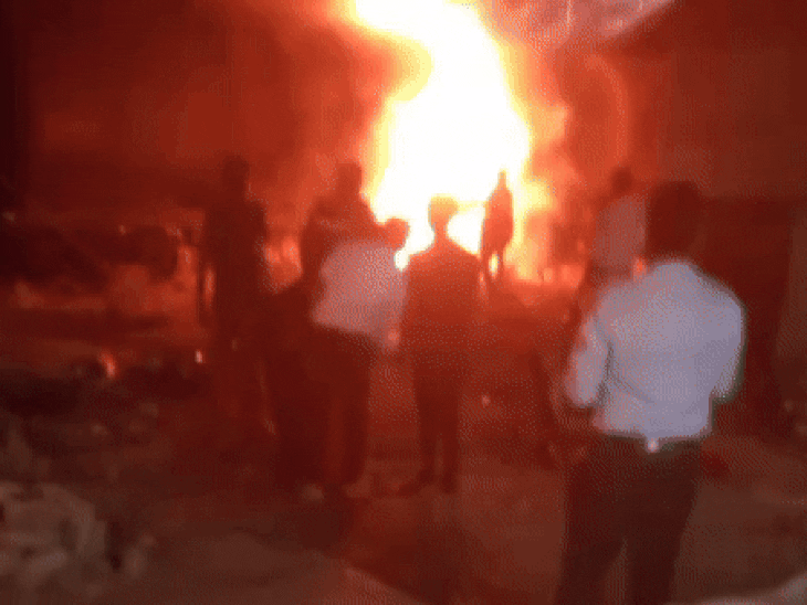 ट्रैक पर खड़ी वेगन में लगी आग:जबलपुर के शाहपुरा बिटोनी स्टेशन की घटना, फायर ब्रिगेड ने आग पर पाया काबू