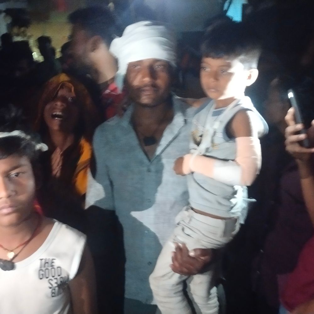 पड़ोसियों से मारपीट में घायल युवक की मौत:ललितपुर में परिजनों ने शव रखकर किया प्रदर्शन, सीओ के आश्वासन पर माने परिजन