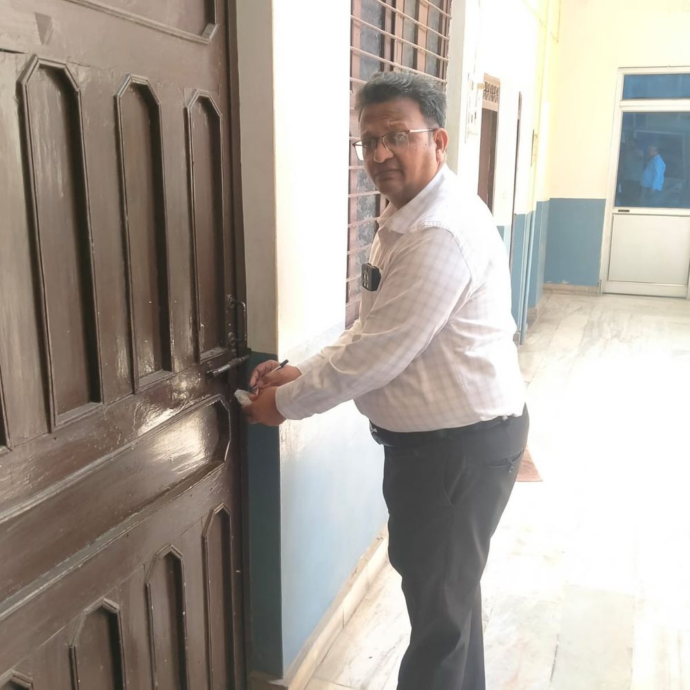 घाटमपुर में अवैध नर्सिंग होम का भंडाफोड़:बिना डिग्री के डॉक्टर कर रहा था मरीजों का इलाज, दो कमरे सील