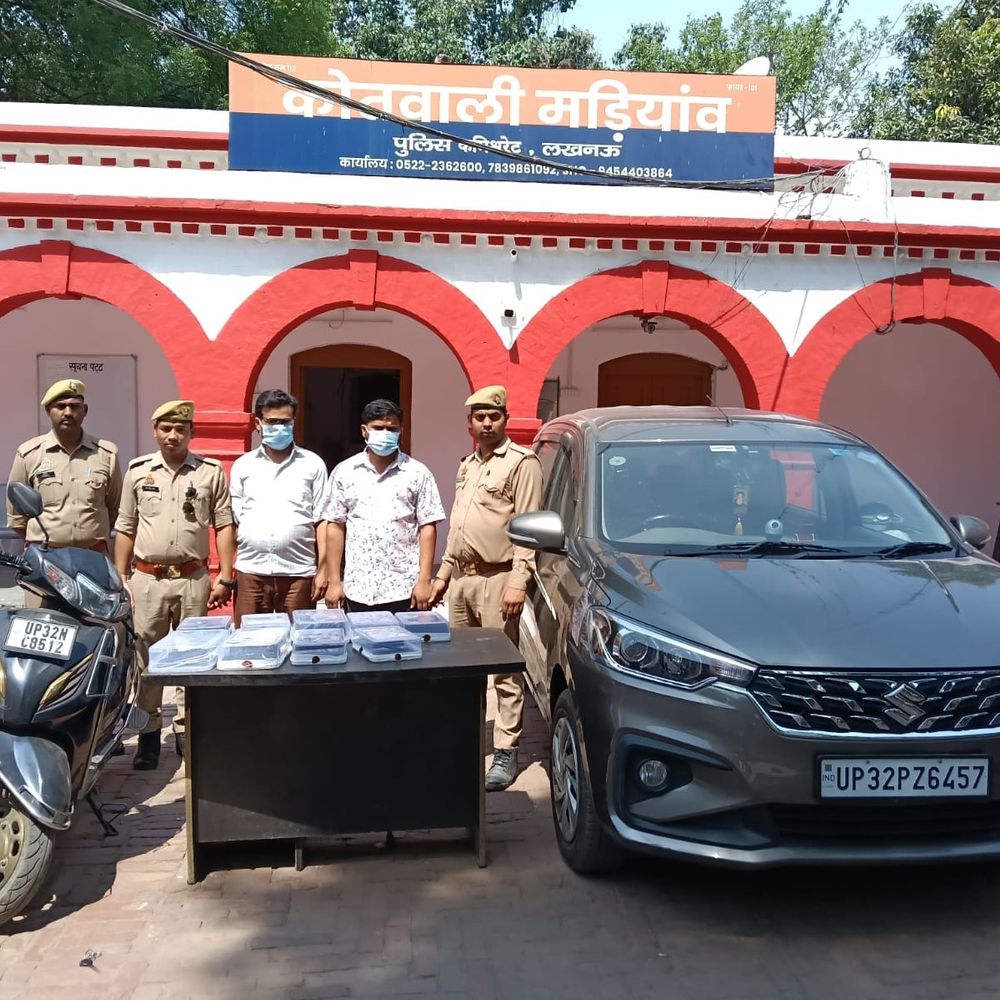लखनऊ में मोबाइल चोरी गिरोह का भंडाफोड़:नेपाल में बेचने के लिए चुराए 79 मोबाइल, 2 गिरफ्तार