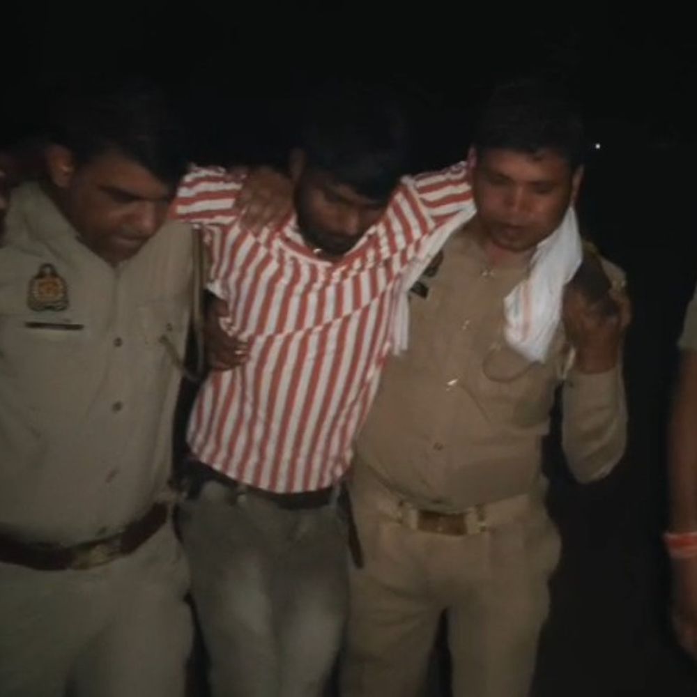 महिला शिक्षक से छिनैती का आरोपी पकड़ा:पुलिस मुठभेड़ में घायल, चोरी का सामान और अवैध हथियार बरामद