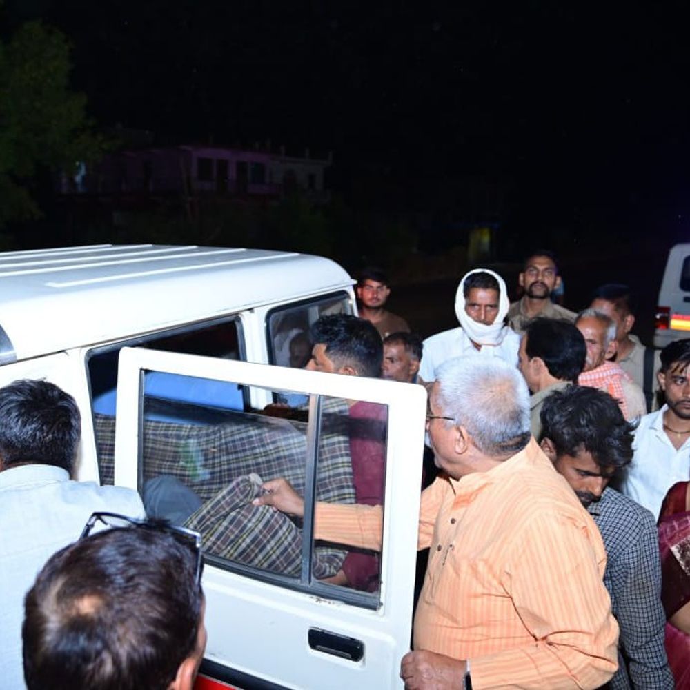 घाटमपुर में लोडर ने बुजुर्ग को मारी टक्कर:कैबिनेट मंत्री की स्कॉर्ट गाड़ी से अस्पताल पहुंचे घायल, उर्सला रेफर