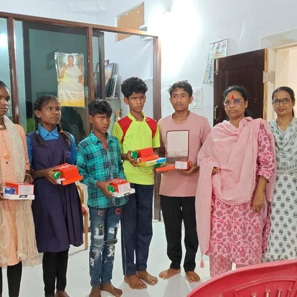 कोंडागांव में विशेष बच्चों को मिला डिजिटल साथी:विधायक लता उसेंडी ने 8 बच्चों को दिए स्मार्टफोन और डिजिटल उपकरण