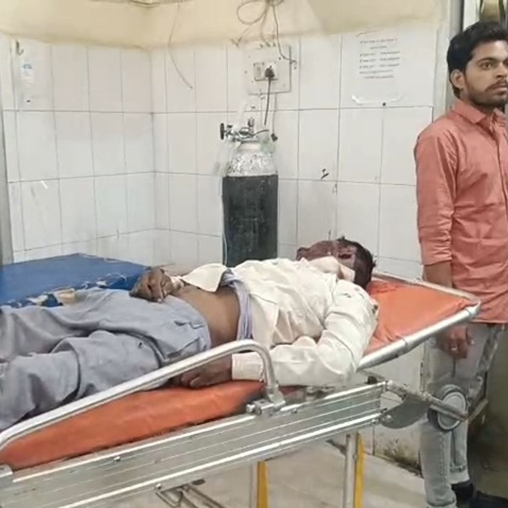 सीतापुर में कार ने बाइक को मारी टक्कर:बुजुर्ग की मौत, दो घायल; कार चालक फरार, एक बाइक पर सवार थे तीनों