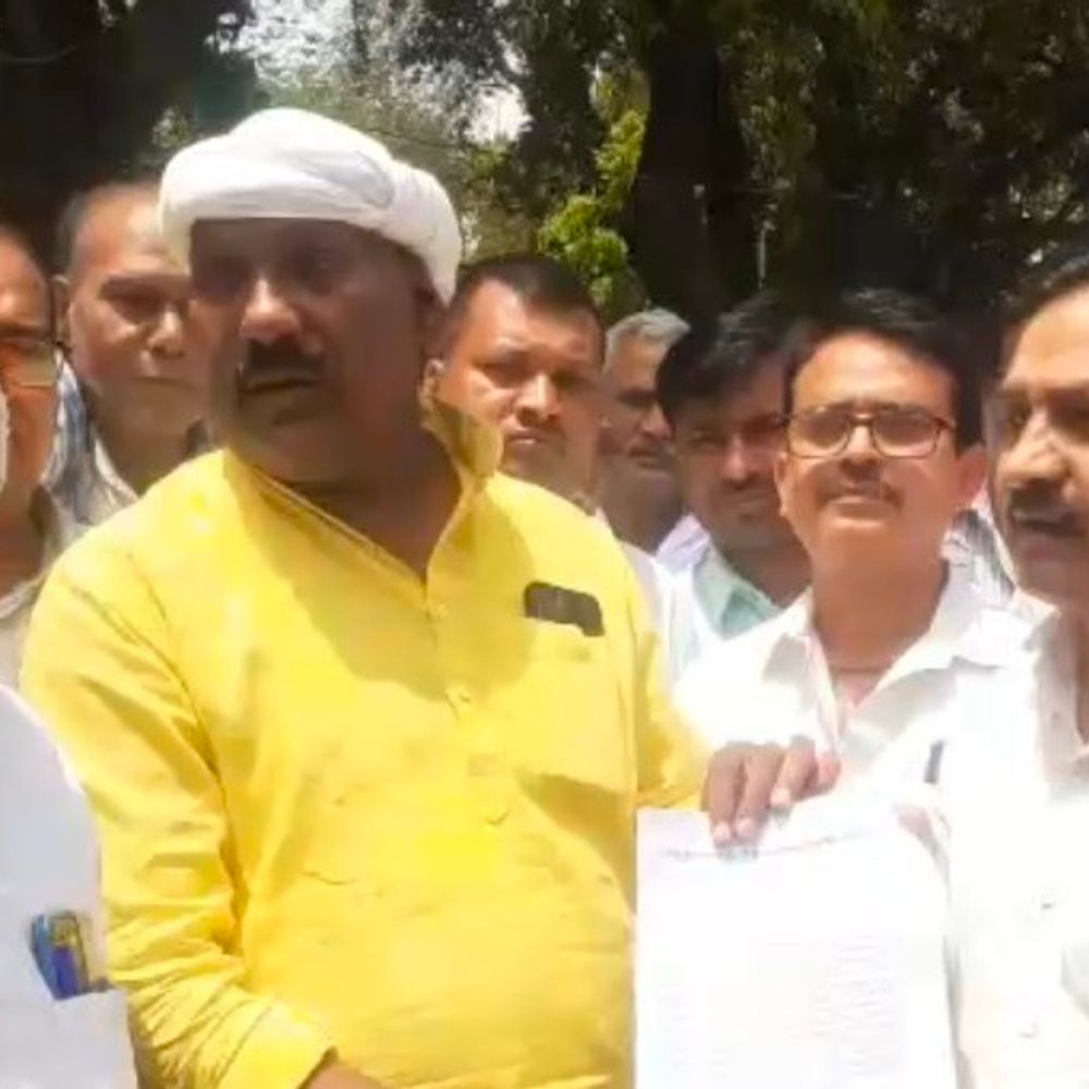यूपी में फ्रंट ऑफिस खोलने का विरोध:बलिया में दस्तावेज लेखकों ने डीएम को दिया ज्ञापन, कहा- रोजी-रोटी छिन जाएगी