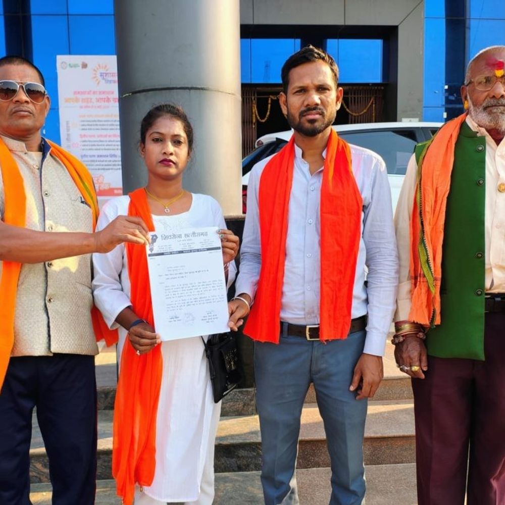 लोधिमा में रेशम विभाग की जमीन पर अवैध कब्जा:शिवसेना ने कलेक्टर को सौंपा ज्ञापन, कहा- सड़क किनारे अतिक्रमण से बढ़ा हादसे का खतरा