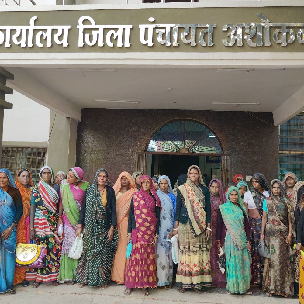 पूर्व सांसद के गांव में 40 परिवार आवास से वंचित:अशोकनगर में ट्रैक्टर-ट्रॉली से जिपं पहुंची महिलाएं; चेतावनी- कार्रवाई नहीं हुई तो देंगे धरना