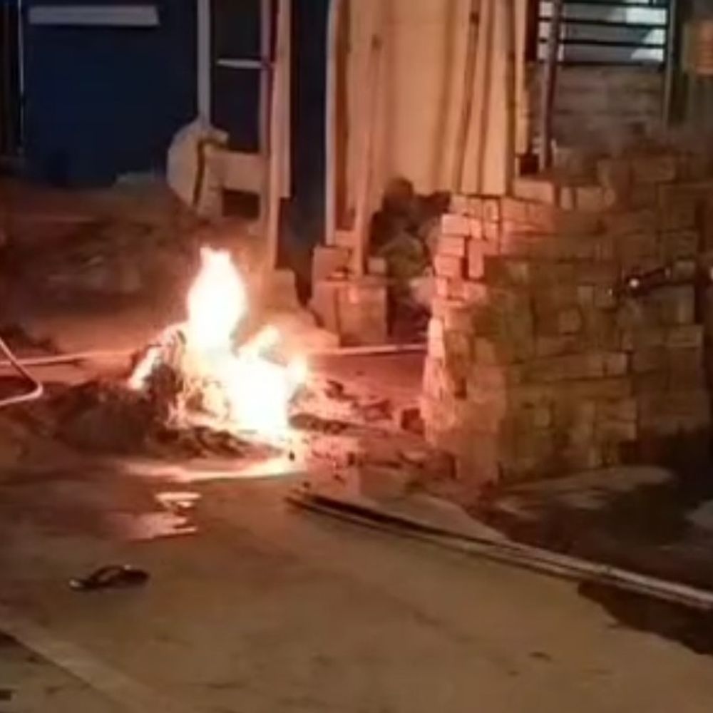 देवास में खाना बनाते समय सिलेंडर में लगी आग:महिला-बच्चे समेत 5 झुलसे, 2 की हालत गंभीर; इंदौर रेफर