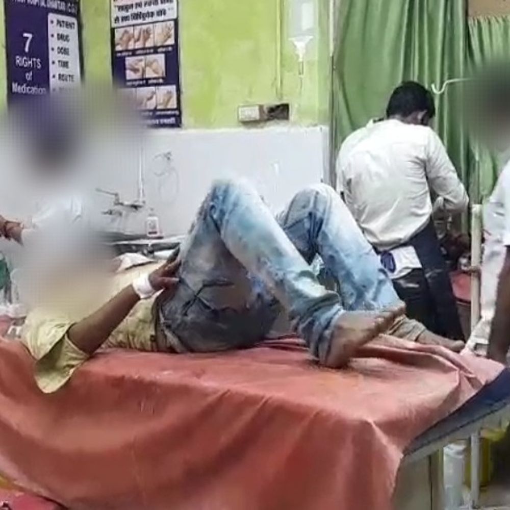 धमतरी में पुरानी रंजिश में दो पक्षों के बीच भिड़ंत:महिलाएं भी झड़प में शामिल, लाठी-डंडों से हमला, 11 घायल,दोनों पक्षों के खिलाफ केस दर्ज