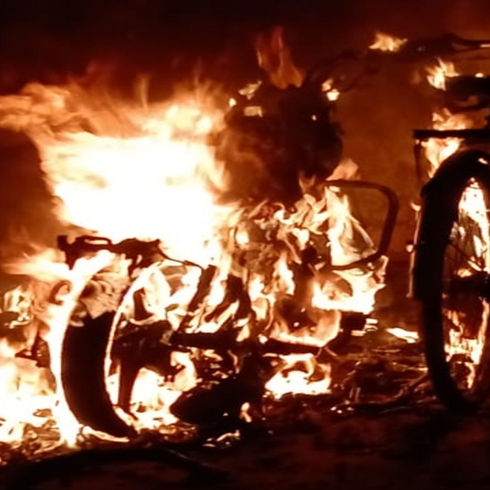 बालोद में खड़ी बाइक और साइकल में लगी आग:अज्ञात व्यक्ति पर आगजनी और चोरी का संदेह, पुलिस जांच में जुटी