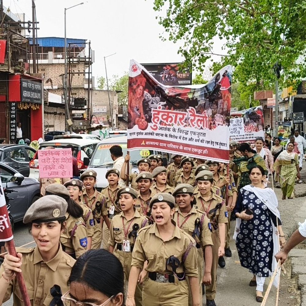 कश्मीर में पर्यटकों की हत्या के विरोध में रैली:गुरुकुल की छात्राओं ने आतंकवाद के खिलाफ निकाली हुंकार रैली, काली पट्टी बांधकर किया प्रदर्शन