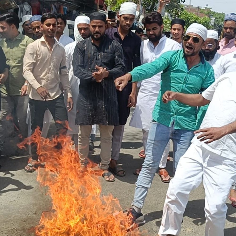 पहलगाम आतंकी हमले का विरोध:AIMIM कार्यकर्ताओं ने पाकिस्तान का पुतला जलाया, लगाए मुर्दाबाद के नारे