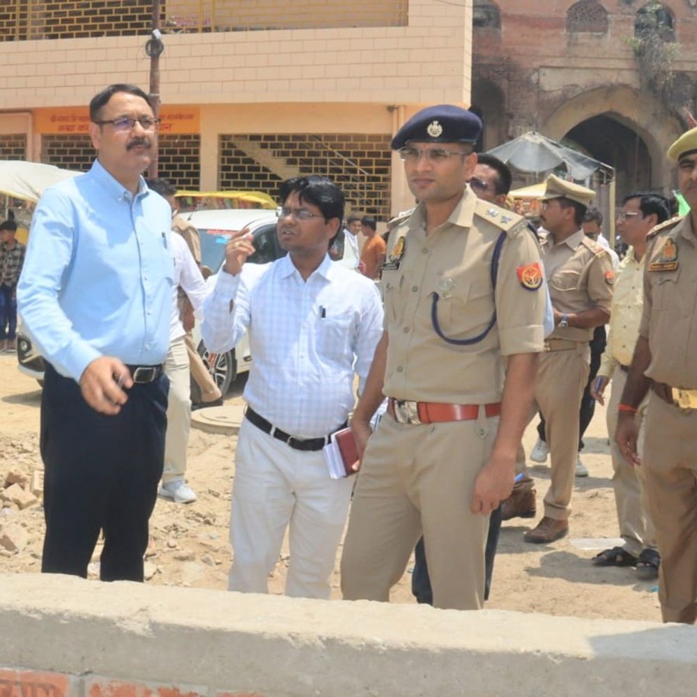 खलीलाबाद के समय माता मंदिर में चल रहा सौंदर्यीकरण:डीएम-एसपी ने किया निरीक्षण, समय पर काम पूरा करने के निर्देश