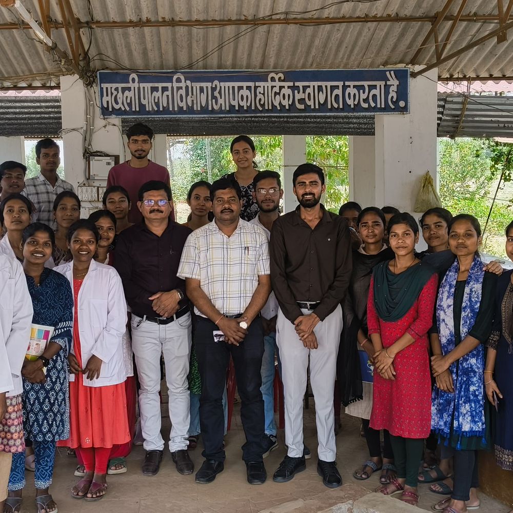 कोंडागांव के कॉलेज छात्रों ने किया फिश फार्म का दौरा:मत्स्य विभाग ने बताई मछली पालन की तकनीक, स्वरोजगार की जानकारी दी