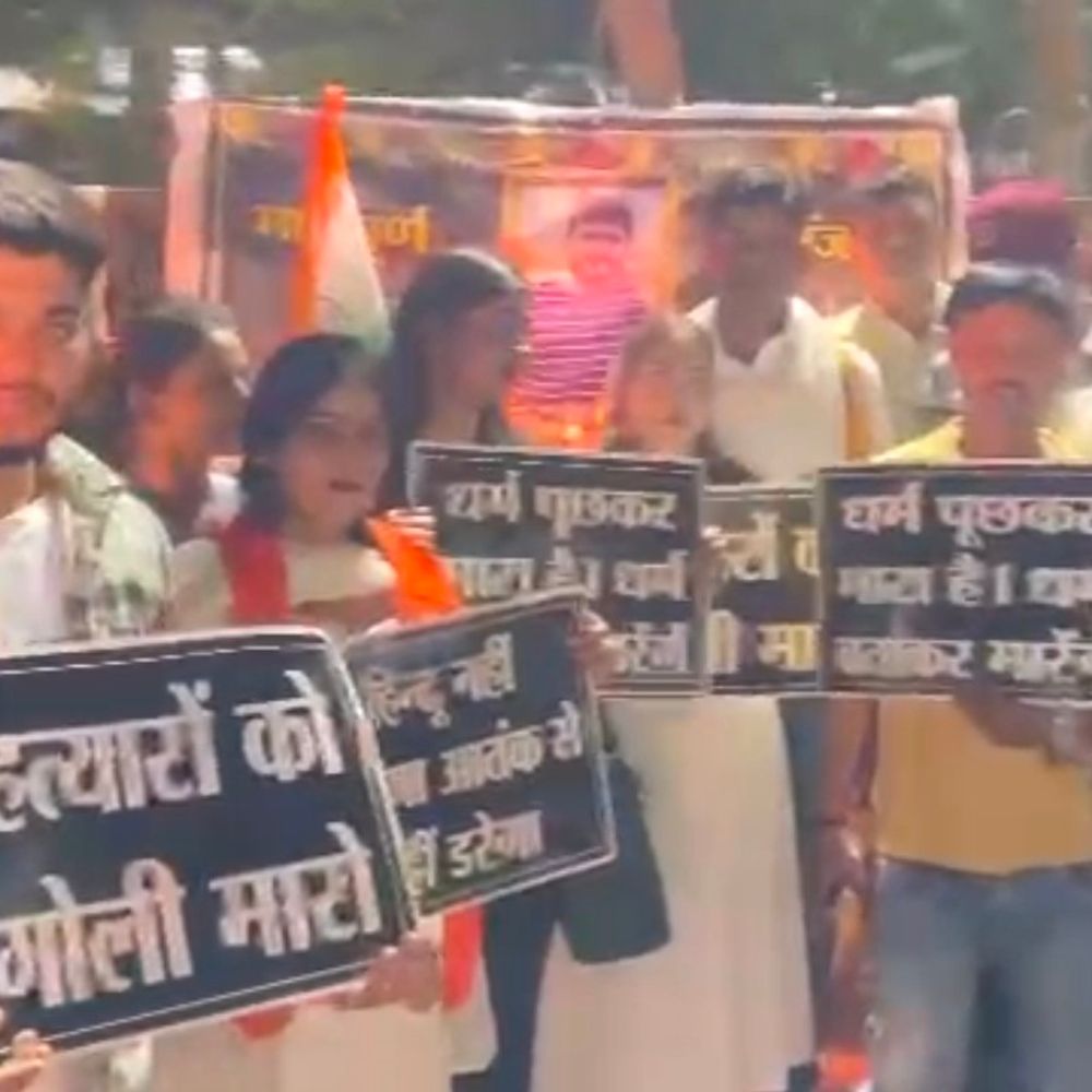 कश्मीर के आतंकी हमले में शहीद हुए लोगों को श्रद्धांजलि:कानपुर में सैकड़ों लोगों ने कैंडल मार्च निकाला, आतंकियों पर कार्रवाई की मांग