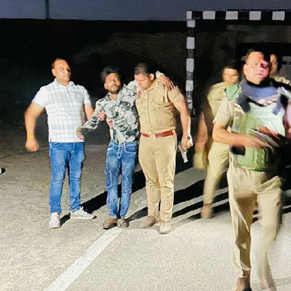 चकेरी पुलिस की गोतस्कर से मुठभेड़:पुलिस ने घेराबंदी की तो थानेदार पर सीधे झोंक दिया फायर, पुलिस ने पैर में गोली मारकर दबोचा