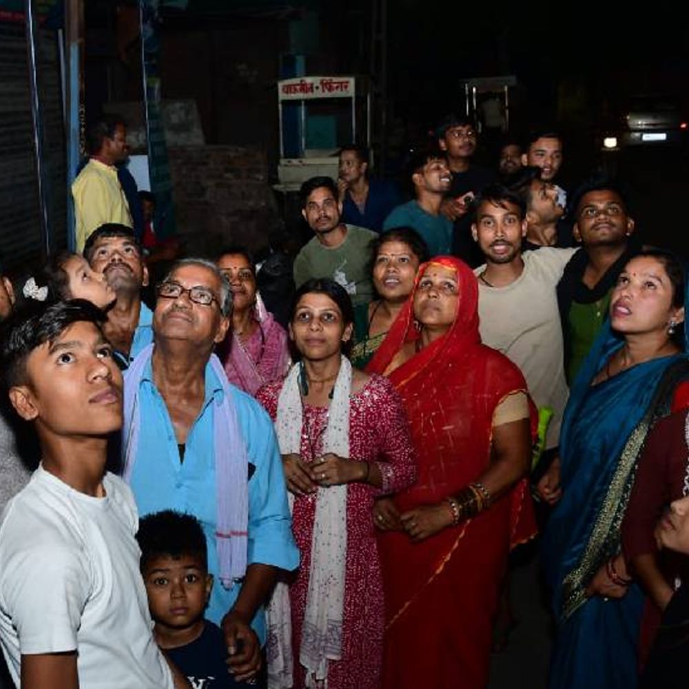 तेज धमाके से सिहर उठा पूरा झांसी:महानगर से 80Km दूर गांवों तक सुनाई पड़ी धमक, दहशत से घरों से बाहर निकले लोग
