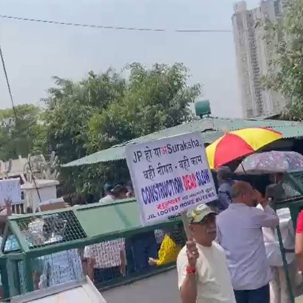 नोएडा में जेपी बायर्स का हल्ला बोल प्रदर्शन:17 हजार बायर्स को पिछले 16 साल से घर का इंतजार, निर्माण कार्य में लगातार देरी