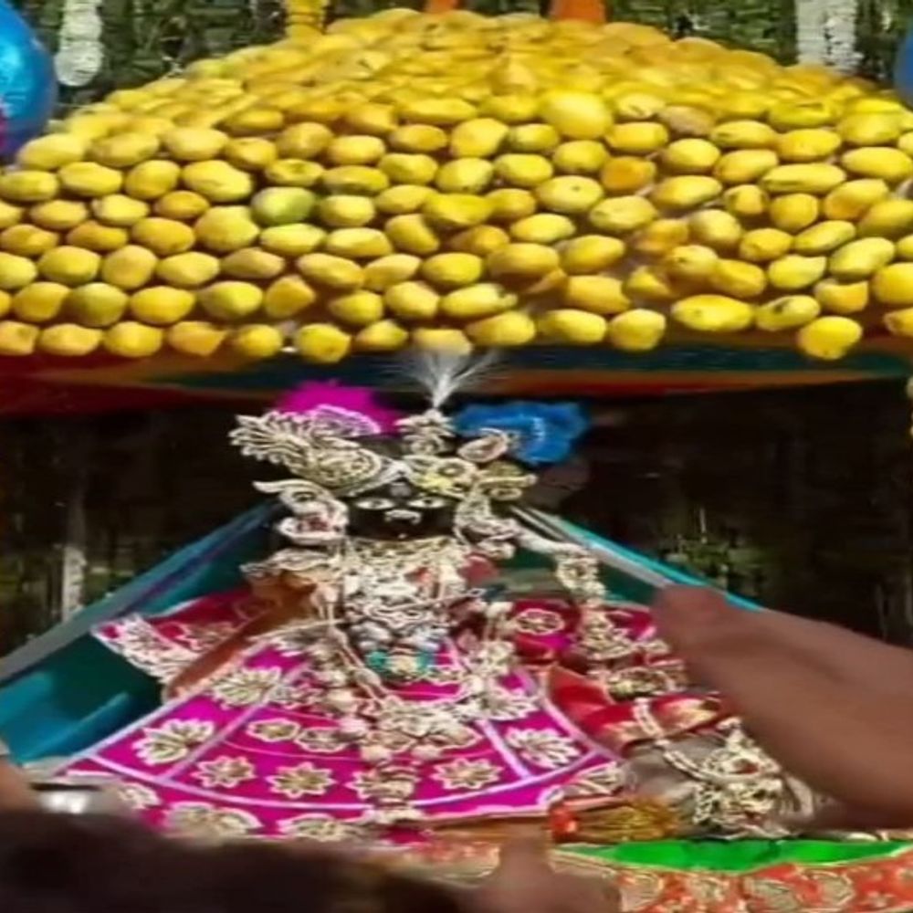 आम के बंगले में विराजमान हुए बांके बिहारी:दर्शन कर आनंद में डूबे श्रद्धालु,108 दिन तक बनाए जा रहे हैं फूल बंगला