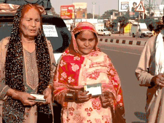 बोरिया-बिस्तर बांधकर लौट रहे पाकिस्तानी नागरिक:भारत सरकार से लगाई गुहार, लेकिन भड़काऊ बयानबाजी से बाज नहीं आ रहे पड़ोसी नेता, देखें VIDEO