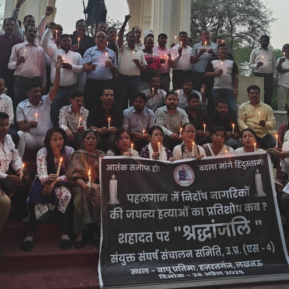 लखनऊ में संयुक्त संघर्ष संचालन समिति ने दी श्रद्धांजलि:आतंकवाद मुर्दाबाद के लगाए नारे, पीएम मोदी से मांग- पाकिस्तान को नक्शे से मिटाया जाए
