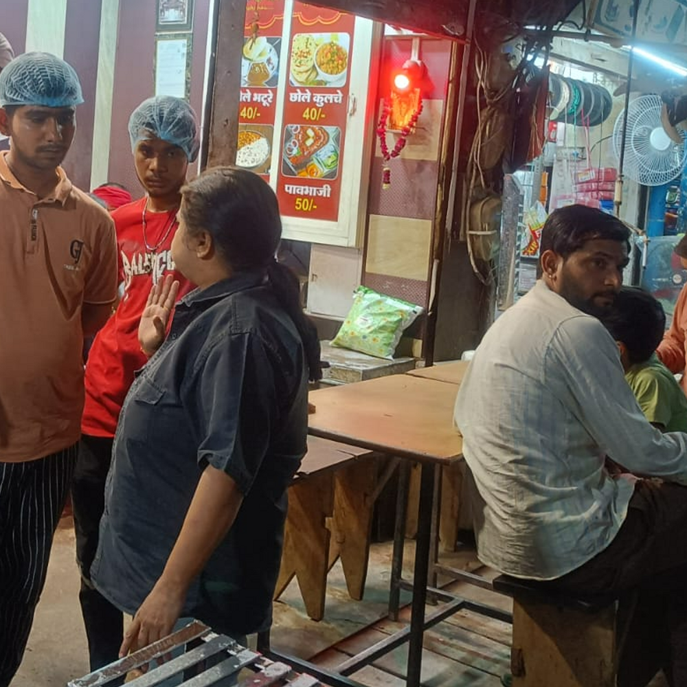 भिंड में फूड सेफ्टी टीम की छापेमारी:जय स्वीट्स, जैन मिष्ठान, उपाध्याय ​मिष्ठान और अन्ना डोसा से सैंपल लेकर लैब भेजे