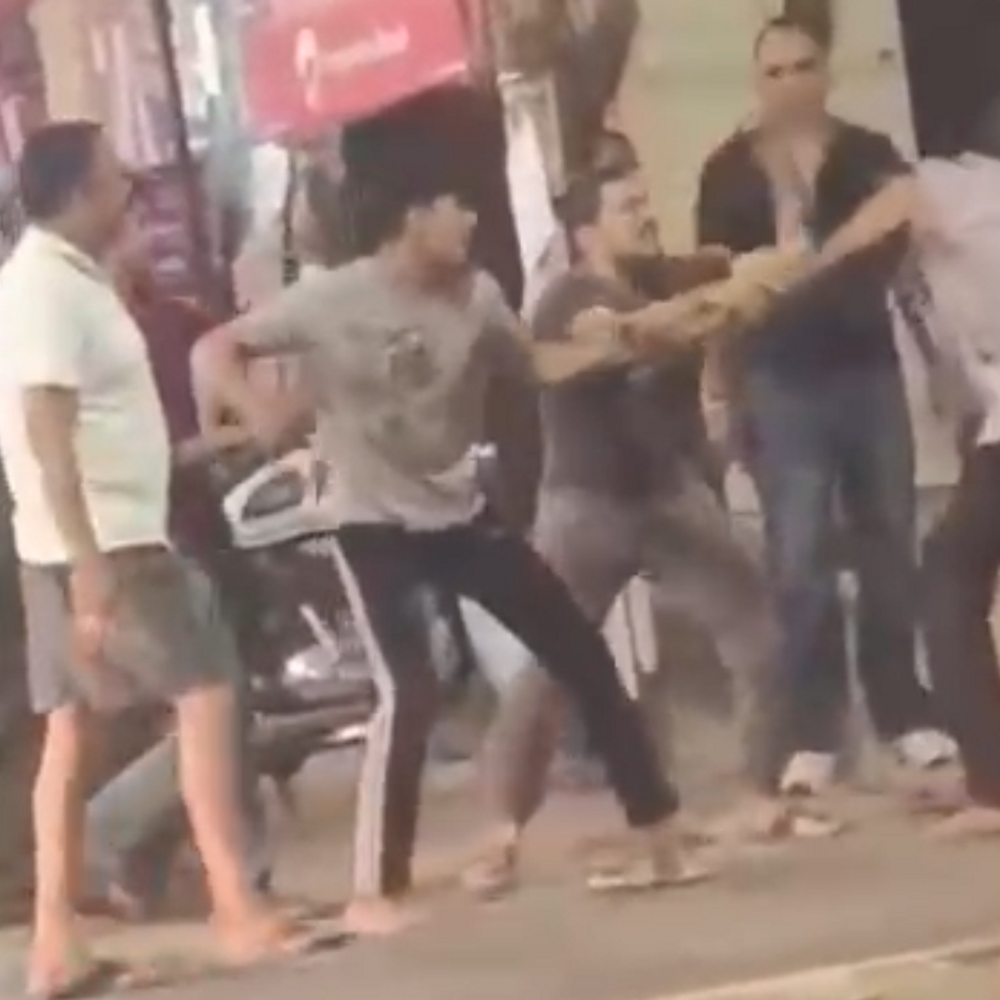 झांसी में सड़क पर मारपीट:पांच ने मिलकर एक युवक को पीटा, कपड़े फाड़े, जमकर चलाए लात-घूंसे, वीडियो वायरल